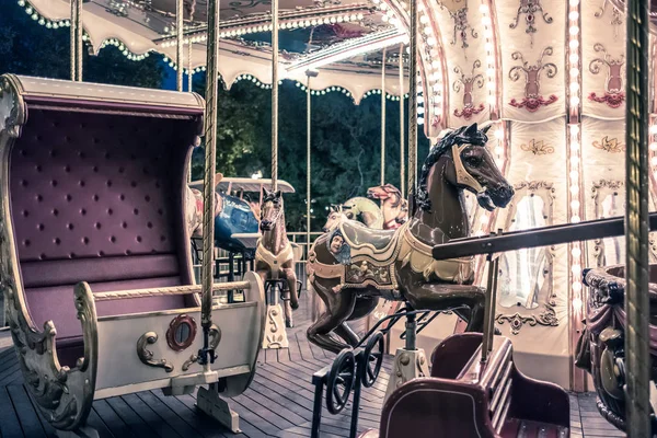 休日の公園でフランスのカルーセル — ストック写真