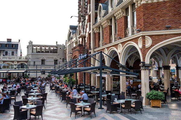 Georgia, Batumi 'deki Piazza Meydanı' nda rahat bir kafe.