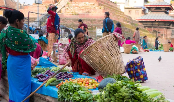 Жінок, які продали свіжих овочів у Катманду вуличний ринок — стокове фото