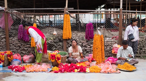 Γυναίκες πωλούνται φρέσκα λαχανικά στην Κατμαντού street αγορά — Φωτογραφία Αρχείου