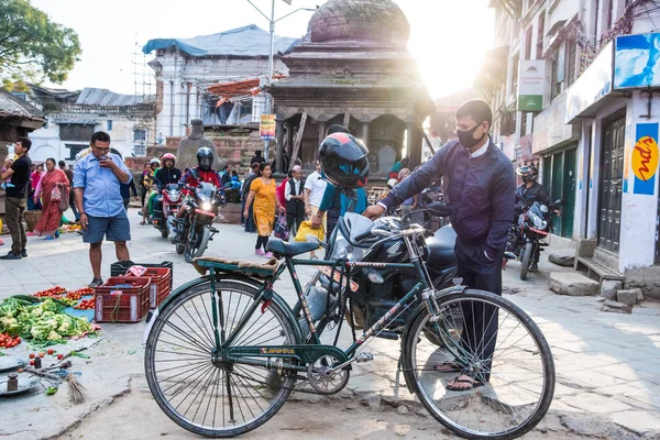 Nepalska ulicy z motocykli i rowerów — Zdjęcie stockowe