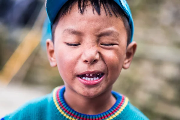 Portret van Nepalese jongen, Annapurna track. — Stockfoto