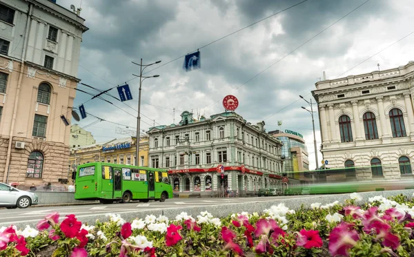 Piazza della Costituzione con vista sulla strada Sumskaya a Kharkiv — Foto Stock