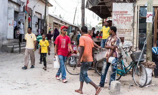 Busy street on zanzibar, tanzania, people walking, marketplace , — стоковое фото
