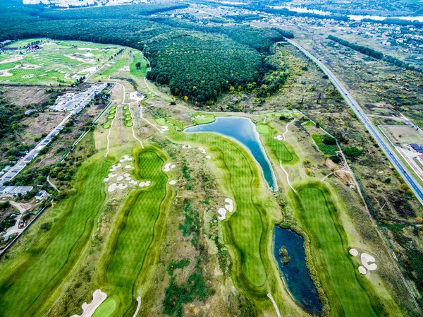 Färgstarka landskap på landsbygden med golf fält — Stockfoto