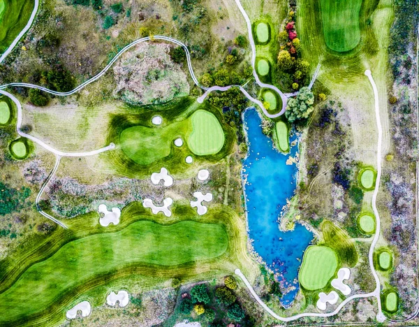 Farbenfrohe Landschaft mit Golfplätzen — Stockfoto