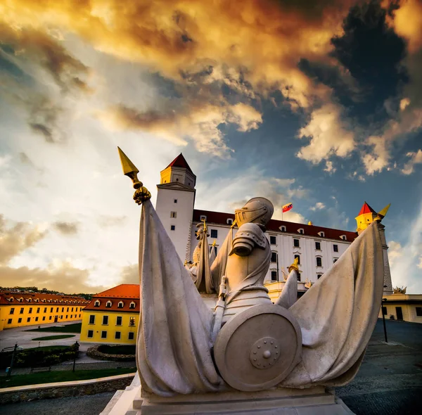 Castelo de Bratislava ao pôr do sol — Fotografia de Stock