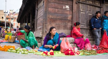 Taze sebze Katmandu sokak pazarında satılan kadınlar