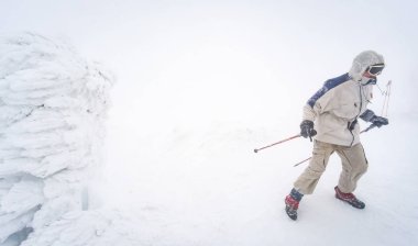 Adam karla kaplı tepede tırmanıyor