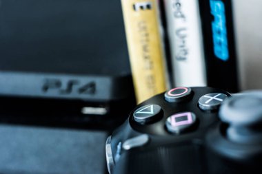 Sony Playstation ile siyah joystick dualshock yakın çekim