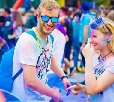 Holi toz yüzünde gözlüklü genç adam