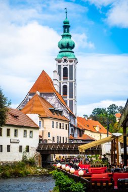 Antik mimari ve café'de nehir kıyısında, Cesky Krumlov