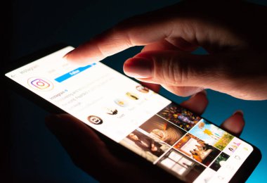 kız el instagram app ile smartphone kullanarak kapatın