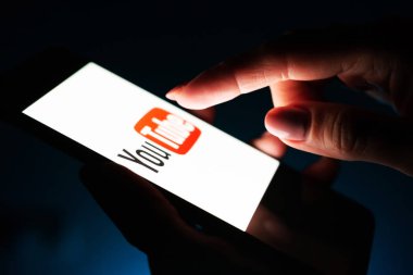 youtube uygulaması ile smartphone kullanarak kız ele kadar kapatın