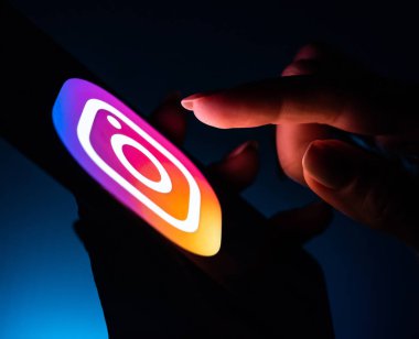 kız el instagram app ile smartphone kullanarak kapatın