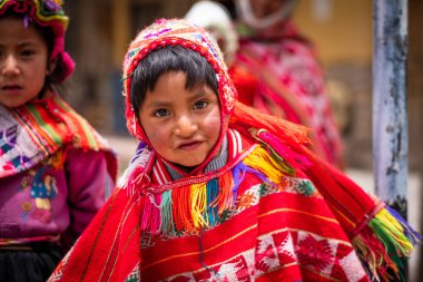 Cusco Ulusal kılığına girmiş küçük kızlar