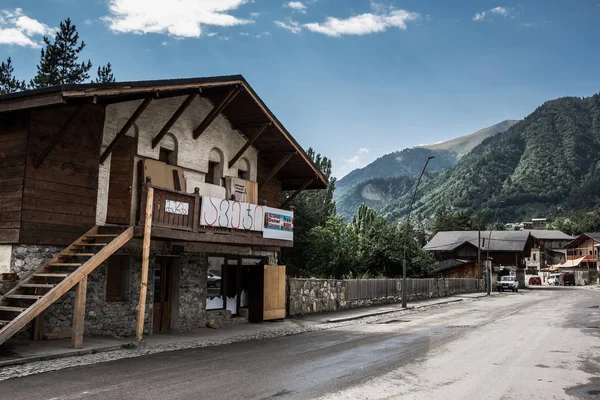 Typisches Gebäude in der Mestia-Stadt an der Straße in der Nähe der Berge — Stockfoto