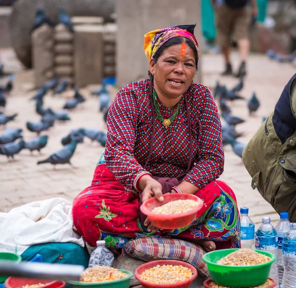 Mujer vende semillas de maíz en mercado callejero nepalí —  Fotos de Stock