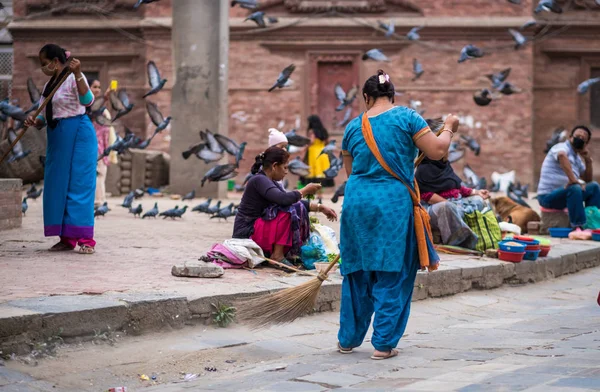 Donna che spazza una strada, Nepal — Foto Stock