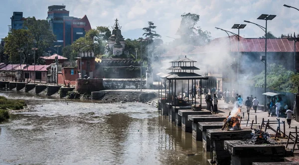 Pashupatinath templom hamvasztás, a Bagmati folyó — Stock Fotó