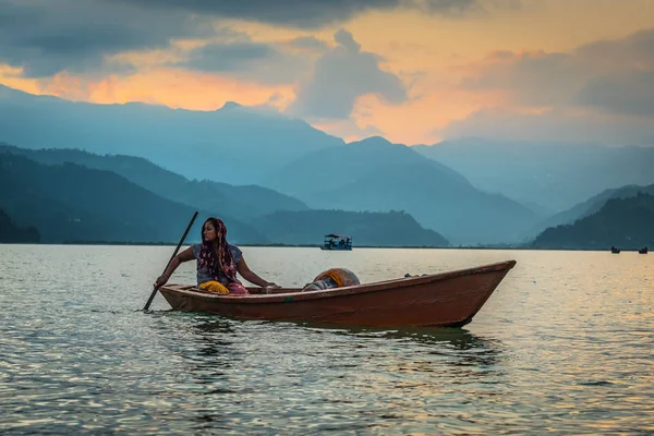 Žena na lodi na jezeře při západu slunce, Pokhara, Nepál — Stock fotografie