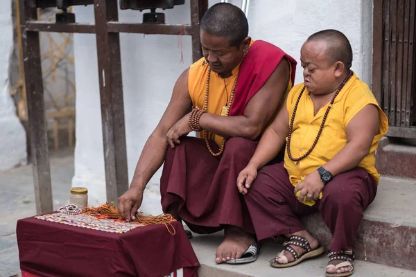 Két szerzetes értékesített cucc: Boudhanath sztúpa, Katmandu, Nepál — Stock Fotó