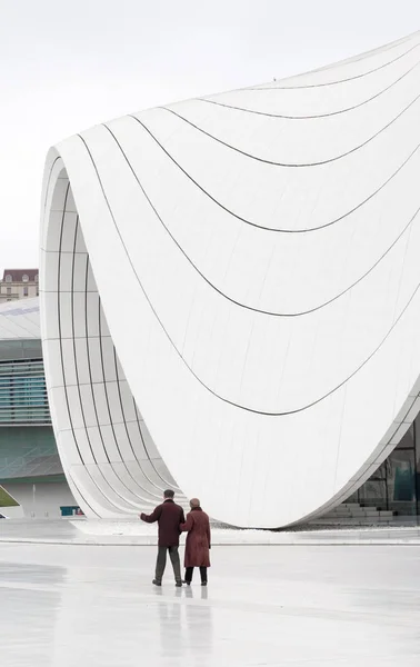 Couple walks on the teritory of Heydar Aliev Center — Stock Photo, Image