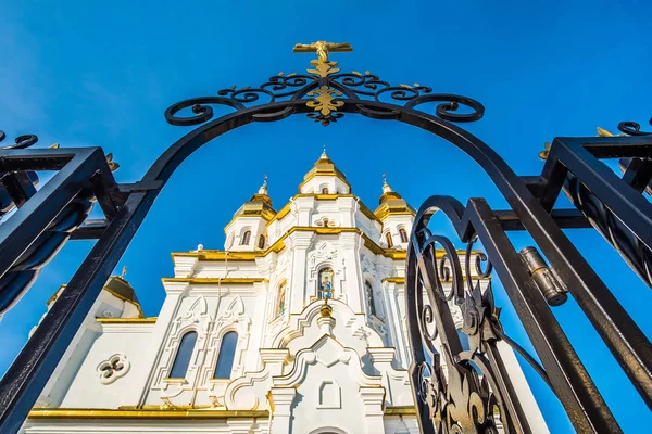 White church in Kharkov through the gate — Stock Photo, Image