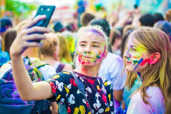 Adolescentes haciendo selfie en el festival de color holi — Foto de Stock