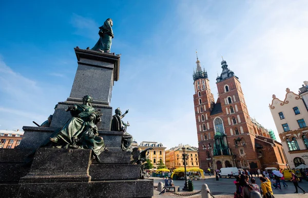 Sunshine vy av monument och gamla tornen på Krakow city central square — Stockfoto