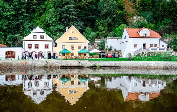 Belle vue sur la rivière et les vieux bâtiments sur la colline de la forêt verte — Photo