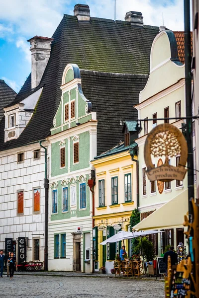 Hermosa arquitectura en la calle Cesky Krumlov — Foto de Stock