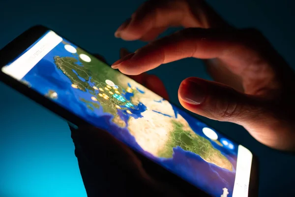 Fechar a mão menina usando smartphone com o aplicativo de mapas do Google — Fotografia de Stock