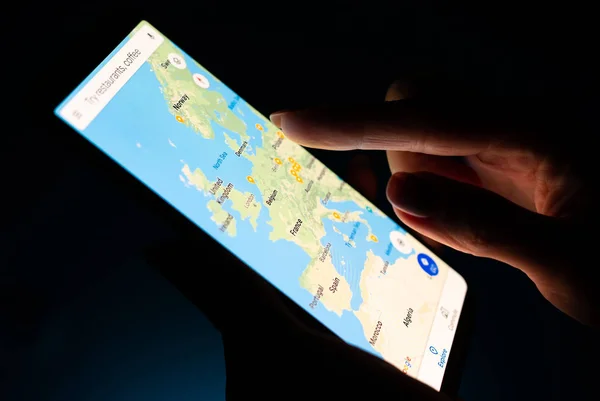Cerrar la mano chica utilizando el teléfono inteligente con la aplicación de Google Maps — Foto de Stock