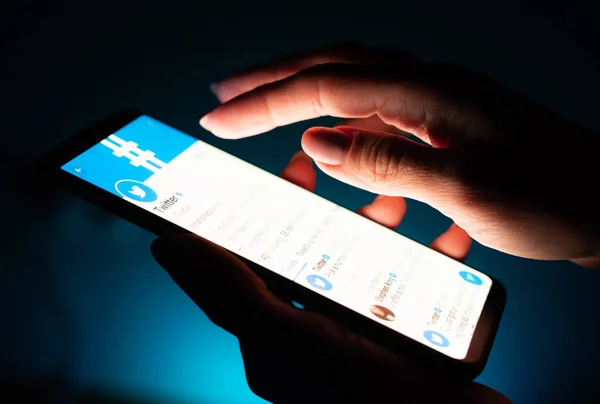 Detailní záběr dívka ručně pomocí smartphone s Twitter app — Stock fotografie
