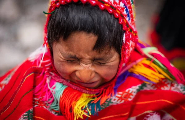 Close-up voor kid in heldere nationale kleding niezen, in Cusco — Stockfoto
