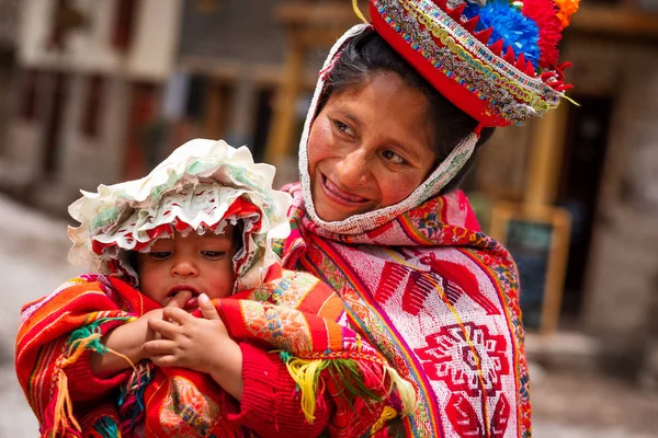Perú Cusco Octubre 2018 Madre Con Ropa Colorida Nacional Sosteniendo — Foto de Stock