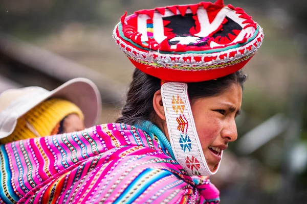 Mujer vestida de rojo y sombrero en Cusco — Foto de Stock
