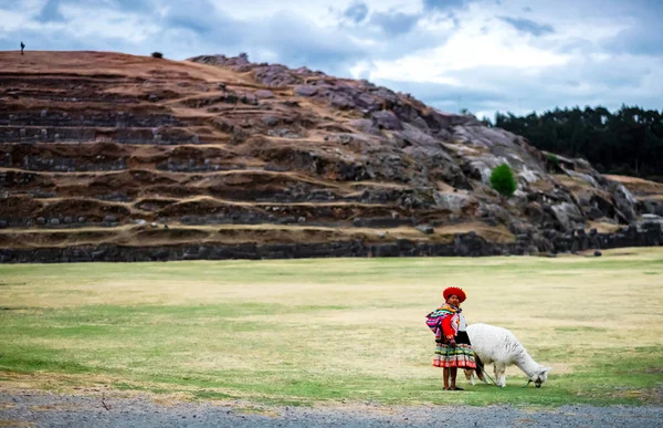 Ulusal giyim çoban beyaz lama Sacsayhuaman kadında — Stok fotoğraf