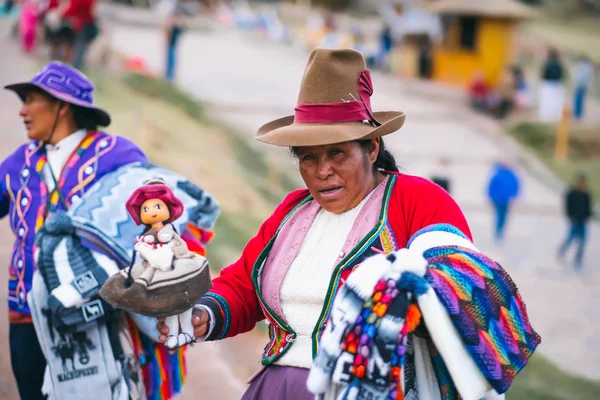 Mujer con ropa nacional sosteniendo pequeño lama en Sacsayhuaman — Foto de Stock