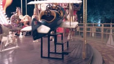 Kharkiv, Ukrayna - 25 Nisan 2018: büyük çocuk atlıkarınca görünümünü akşam