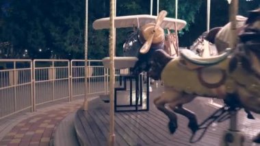 Kharkiv, Ukrayna - 25 Nisan 2018: büyük çocuk atlıkarınca görünümünü akşam