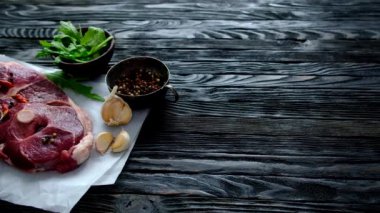 Çiğ kuzu eti.