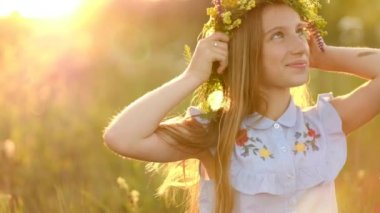 kız yaz çayır üzerinde