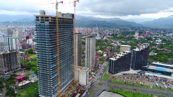 Imágenes de 4k de la construcción de rascacielos en el centro de Batumi — Vídeo de stock