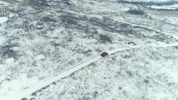 Внедорожник едет по снежному полю — стоковое видео