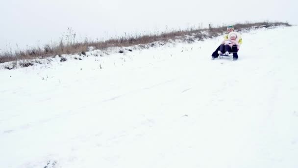 妈妈和女儿从山上滑雪橇 — 图库视频影像
