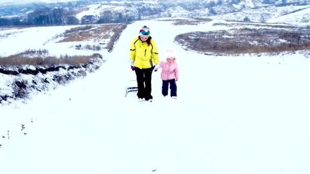 妈妈带着雪橇的女儿 — 图库视频影像
