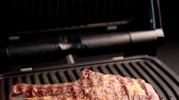 Šťavnatý kousek hovězí steak na grilu, ochuceno kořením — Stock video