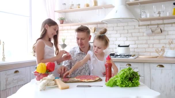 Vater und Töchter amüsieren sich in der Küche — Stockvideo